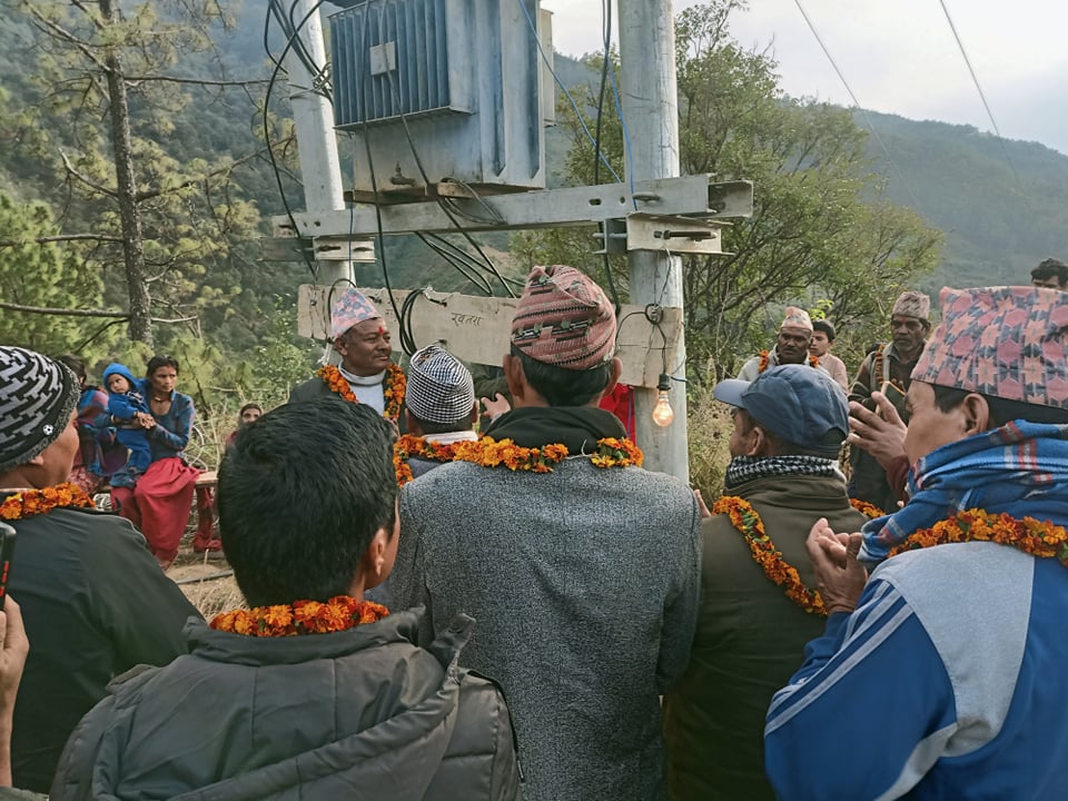 मिटर अभावमा बत्ती बाल्न नपाएका गाउँले विद्युत पोलले  हेरेरै चित्त बुझाउँछन् 